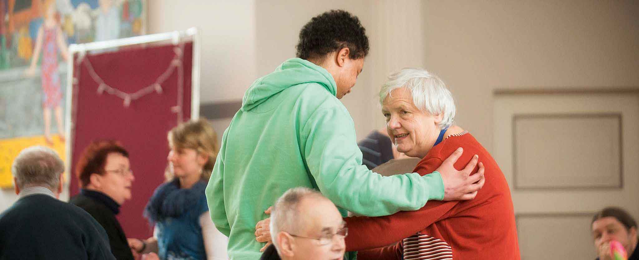 Menschen tanzen bei einer Veranstaltung der Paul-Riebeck-Stiftung